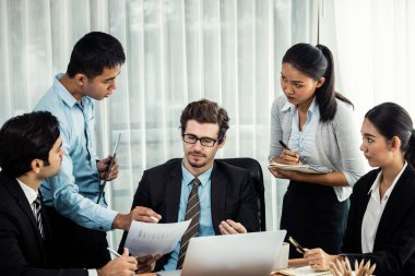 Modern ofis ortamında çalışan çeşitli etnik gruplardan çeşitli iş adamları. Üretken ve çok ırklı ofis çalışanları stratejik ticari pazarlama konusunda tartışmaya giriştiler. Çok titiz.