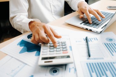 İş adamı muhasebeci ya da finans uzmanı şirket ofisindeki iş raporu grafiğini ve finans şemasını analiz eder. Finans ekonomisi, bankacılık sektörü ve borsa araştırmaları kavramı. uds
