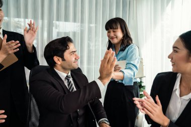 Bir grup mutlu iş adamı beşlik bir jest ve başarılı bir takım çalışması yapıyor. Çeşitli yarış bürosu çalışanları şirket ofisinde pazarlama planlamasında ilerleme kaydettikten sonra kutlama yapıyorlar. Habiliment