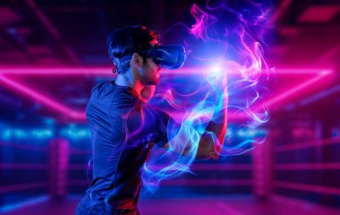 Neon boks sahasında kamera kıran ya da yumruklayan bir adam. Dijital teknoloji yeniliklerini kullanırken sporcu boks ve metaevren veya sanal dünyada hareketli jest. Sapma.