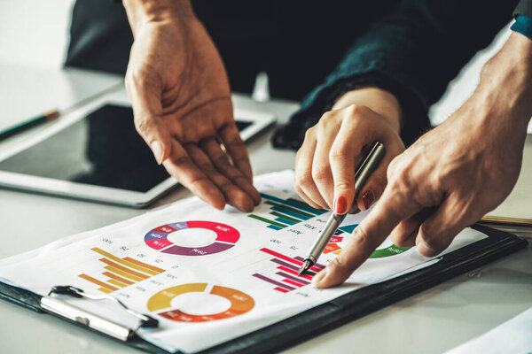 Бизнесмен и деловая женщина на встрече, работая со многими документами финансовой отчетности на столе. Концепция анализа деловой прибыли и мозгового штурма. Крупным планом стреляли в людей руками и бумагами. uds