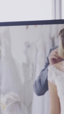 Gelinlik giymiş mutlu gelin ve damat düğün törenine hazırlanıyor. Kadın ve erkeğin romantik aşkı..