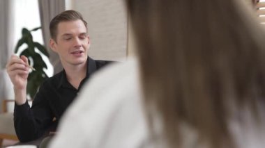 Psikolojik konsültasyon zihinsel problemde iyileşme kaydediyor, genç hasta terapi seansında, psikiyatrist de akıl hastalıkları konusunda tanı koyuyor. Zihinsel tedavi seansı. Düzenle