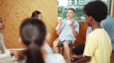 Grup terapisi sırasında çekici bir çocuk tecrübesini paylaşıyor. Etrafı çok kültürlü arkadaşlarla çevriliyken lise öğrencisi iyileşme sürecinden bahsediyor. Öğretim