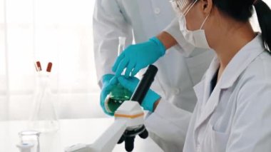 Bilimsel uzmanlığa, laboratuvar ekipmanlarına ve yenilikçi tıbbi biyoteknoloji yazılımına sahip laboratuvar sağlık araştırma ekibi yeni ilaçlar araştırıyor, tedavi geliştiriyor. Ağır çekim. Katı.