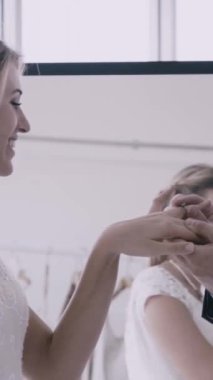Gelinlik giymiş mutlu gelin ve damat düğün törenine hazırlanıyor. Kadın ve erkeğin romantik aşkı..