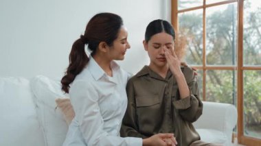 Destekleyici ve rahatlatıcı eller depresif hastayı neşelendiriyor ya da empati kurarak stres yapıyor. Psikolog, Vivancy Kliniği 'nde stresli ve üzgün bir hastaya güven veriyor..