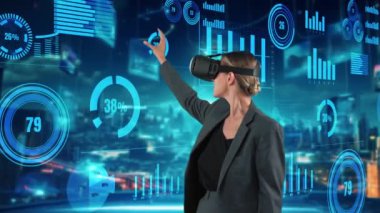 Kadın muhabir, VR 'nin gelecekteki küresel yenilik iş arayüzü dijital bilgi ağı teknolojisi görsel hologram animasyonu aracılığıyla pazar veri grafiği analizini işaret ettiği haberini sunuyor. Kısıtlanma.