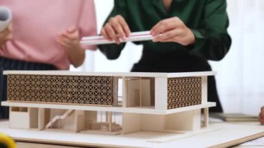 Mimari ekipman incelemesi kullanarak yavaş çekim ev tasarımcısı ve müşteri veya müşteriyle birlikte mimari ev modeli tasarım örneklerini ölçer. Filizlenen
