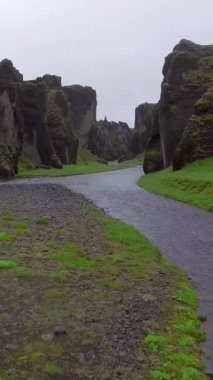İzlanda 'daki eşsiz Fjadrargljufur manzarası. En iyi turizm beldesi. Fjadrargljufur Kanyonu 100 metre derinliğinde ve yaklaşık 2 kilometre uzunluğunda İzlanda 'nın güneydoğusunda yer alan büyük bir kanyondur..
