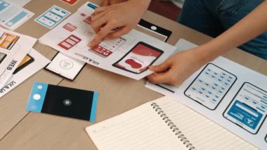 Mobil uygulama ya da web sitesi için kullanıcı arayüzü prototipi planlayan şirket çalışanlarının panorama videosu. UX UI tasarım beyin fırtınası kullanıcı dostu arayüz planı tasarlıyor. Sinerjik