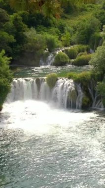 Hırvatistan 'ın Krka ulusal parkındaki Krka nehrindeki şelalelerin panoramik manzarası. Krka Ulusal Parkı, Sibenik kentinin sadece birkaç kilometre kuzeydoğusundaki Hırvatistan ulusal parklarından biri..