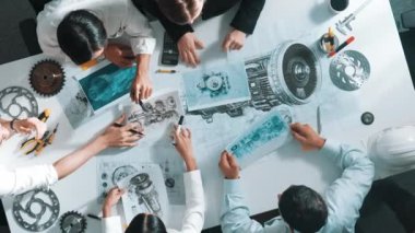 Türbin motor tasarımını gösteren ve hakkında konuşan yetenekli mühendisin en alt görüşü. Yetenekli tasarımcı veya teknisyen grubunun hava görüşü elektronik jeneratör inşaatını açıklıyor. Hizalama.