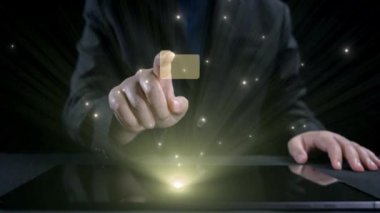 Verimli çalışma süreçleri için çevrimiçi belge dizinlerini yöneten iş adamı. Tüm önemli çevrimiçi belgelerinize kolayca güvenli ve hızlı bir şekilde erişim sağlayın. Kullanıcı Kimliği