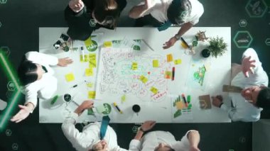 Profesyonel iş adamlarının zihin haritasını kullanarak beyin fırtınası yapmak için birlikte çalıştıklarına dair üst düzey bir görüş. Küresel bağlantı hakkında konuşan ve tartışan akıllı yöneticinin hava görüşü. Hizalama.