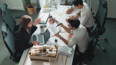 Becerikli mühendis takımının en düşük görünümü planla ev planı arasında karşılaştırılır. Mimar ya da tasarımcı grubunun hava görüşü ve planlar hakkında fikir alışverişinde bulunması. Hizalama.