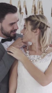 Gelinlik giymiş mutlu gelin ve damat düğün törenine hazırlanıyor. Kadın ve erkeğin romantik aşkı..