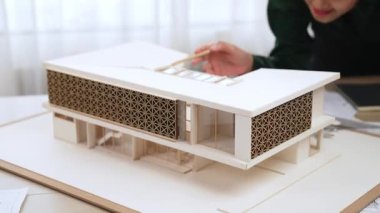 Mimari teçhizat incelemesi kullanan ev tasarımcısı ve müşteri veya müşteriyle birlikte mimari ev modeli tasarım örneklerini ölçer. Filizlenen