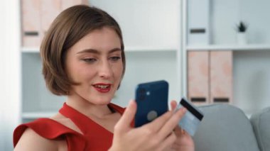 Kadın alışverişi ya da internet pazarında online ödeme modern yaşam tarzı için satış öğeleri arama ve prim siber güvenlik yazılımı tarafından korunan cüzdan çevrimiçi ödeme için kredi kartı kullanma