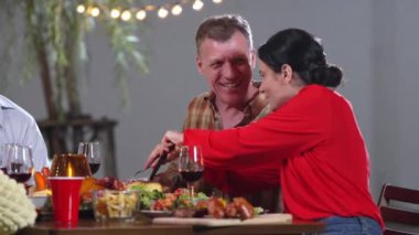 Yaşlı çift tatilini bahçede kutluyor. Emeklilik yaşlıları yemek yiyor. Rahatlamak, lezzetli yemekler yemek ve aile bağımızı güçlendirmek için dışarıda kamp yapmak. Uyumsuzluk.