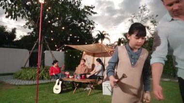 Aile birlikte bahçede kamp kurar, baba ve kız aile bireyleri için ızgara yapar. Doğayla iç içe olmak için açık hava kamp aktiviteleri ve genç nesil çapraz kuşaklarla zaman geçirmek için. Uyumsuzluk.