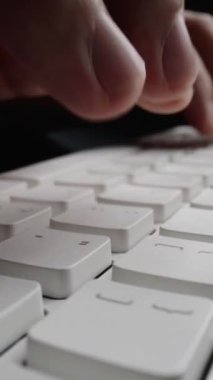 Bilgisayar klavyesinde elleri ve parmaklarıyla yazı yazan yakın plan bir adam. Makro yumuşak odaklı bebek çekimi. Bilgisayar programlama, metin sohbeti çevrimiçi mesajlaşma ve çevrimiçi pazarlama işi kavramı.