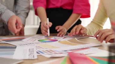 Grafik tasarımı için beyin fırtınası yapan ve renk seçimi yapan tasarımcı ekibinin yavaş çekim çekimi veya tasarım bürosunda krom danışmanlığı için danışmanlık isteyen bir müşteri. Değiştirilmiş
