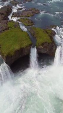 Godafoss 'un İzlanda' daki ünlü şelale manzarasının insansız hava görüntüsü. Godafoss şelalesinin nefes kesen manzarası turistleri İzlanda 'nın kuzeydoğu bölgesini ziyaret etmeye cezbediyor..