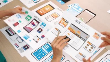 Mobil uygulama ya da web sitesi için kullanıcı arayüzü prototipi planlayan şirket çalışanlarının panorama videosu. UX UI tasarım beyin fırtınası kullanıcı dostu arayüz planı tasarlıyor. Sinerjik