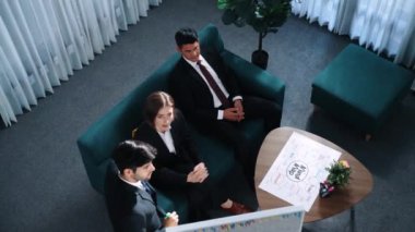 Akıllı iş adamlarının, toplantı odasında yapışkan notlar ve işaretlerle masada zihin haritası beyin fırtınası pazarlama fikrini kullanarak bir grup yatırımcıya sunduğu strateji. Yaratıcı iş yeri. Müdürlük.
