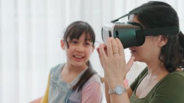 Torun dizüstü bilgisayarı kontrol ediyor. Büyükannem VR ile metaevrene dalıyor. Teknoloji aktivitelerine adapte olan son sınıf öğrencisi yeni nesil çocuklarla iletişim kuruyor. Nesiller arası uçurum aile bağlarını güçlendiriyor. Uyumsuzluk.