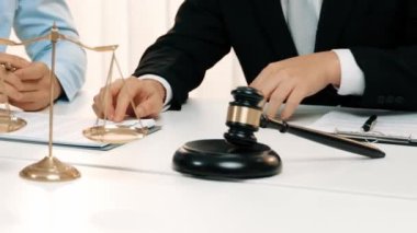 Avukat, hukuk bürosunda pazarlık yoluyla iş anlaşmazlığını çözmek için iki taraf arasında uzlaşma teklif ediyor. Yasal arabuluculuk ve çatışma çözme servisi. Ağır çekim. Katı.