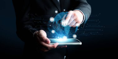 İş adamı ağ kurar, değerli bağlantılar kurar. EIDE profesyonel ağ ve fırsatları genişletmek için etkili insan ağ stratejileri