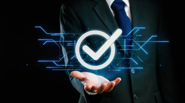 Деловой человек соблюдает строгие протоколы обеспечения качества, обеспечивая соответствие стандартам QC и QA. Достижение совершенства сертифицированной продукции посредством специальной гарантии качества. UUID