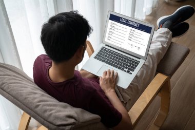 Dijital yasal sözleşme, gelecekteki iş anlaşmalarının imzalanması için gerekli koşulları ve şartları bilgisayar ekranında sunar.