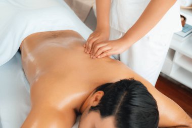 Kafkas erkek müşteri stres önleyici spa masajının keyfini çıkarıyor ve lüks otel veya oteldeki gündüz açık hava ortamında güzellik derisi eğlencesi ile şımartıyor. Sessiz.