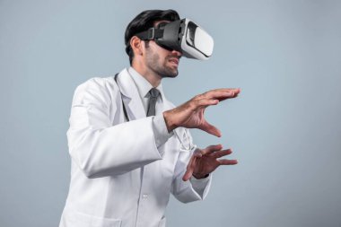 Tıbbi teoriyi açıklarken VR gözlük ve laboratuvar önlüğü takan beyaz, zeki bir doktor. Profesyonel doktor tıbbi verileri analiz ederken görsel gerçeklik kulaklıkları kullanarak metaevreni bağlıyor. Sapma.