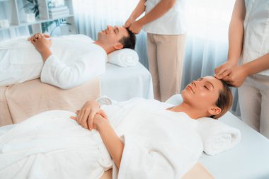 Kafkasyalı çift stres önleyici kafa masajının keyfini çıkarıyor ve lüks otellerde ya da otel spa salonlarında gündüz kaplıcalarında yüz güzelliği eğlencelerini şımartıyor. Sessiz.