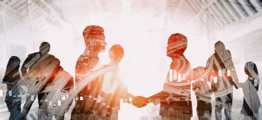 İş ortaklığı anlaşmasının başarısını gösteren birçok iş adamı konferans grubu toplantısının arka plandaki görüntüsü. Takım çalışması, güven ve anlaşma kavramı. uds