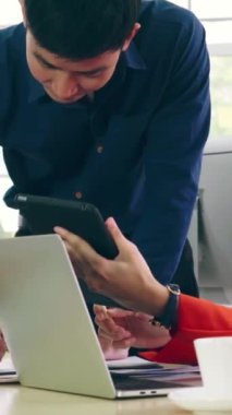 İki iş adamı toplantı odasında proje stratejisi hakkında konuşuyor. İş adamı, mali veri raporu hakkında sohbet ve tavsiyelerde bulunurken, modern işyerindeki iş arkadaşıyla proje planlamasını tartıştı.