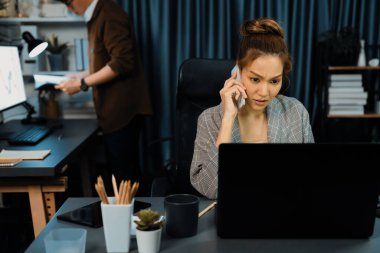 İş kadını, müşterilerle birlikte modern ofiste yeni bir proje işi yapmak için arıyor. Bu sırada, iş planının evrak dosyalarını kontrol ederek gece geç saatlerde veri tabanı raporlama toplantısına katılıyor. İnfobahn.