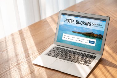 Çevrimiçi otel konaklama rezervasyon sitesi mod rezervasyon sistemi sağlar. Seyahat teknolojisi kavramı .