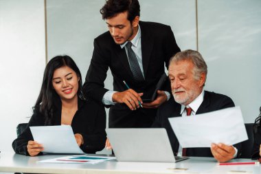 Genç Asyalı iş adamlarının ve çevirmenin de yardımıyla Beyaz Saray 'da çalışan kıdemli yönetici. Kurumsal uluslararası iş ve sekreter dili çeviri kavramı. uds