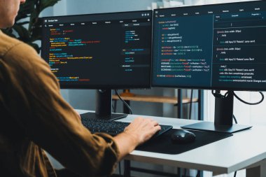 IT geliştiricisi, yazılım güncellenmiş yazılım sürümü kavramını yaratarak, kodlama uygulama ekranları üzerinde modern ev ofisteki pc monitörlerinde çevrimiçi yazılım geliştirme üzerinde çalışıyor. Toplayıcı.