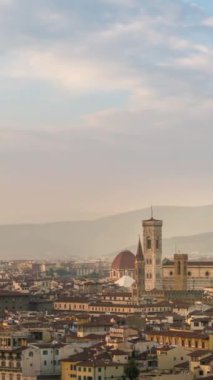 İtalya 'da Florence City Skyline' ın Zaman Hızı. Floransa, İtalya 'nın Toskana bölgesinin başkentidir. Floransa ortaçağ ticaretinin merkeziydi ve o dönemin en zengin şehirlerinden biriydi..