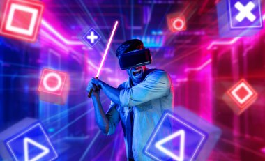 Sanal gerçeklik gözlüklü enerjik bir adam müzik engelli neon bir kılıç kullanıyor. Kılıç tutarken oyun oynayan yetenekli bir insan neon şehir arka planıyla metaevrene girer. Geçmişi bulanıklaştırıyor. Sapma.