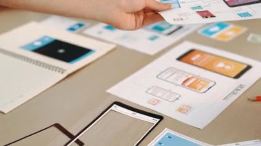 Mobil uygulama ya da web sitesi için kullanıcı arayüzü prototipi planlayan şirket çalışanlarının panorama videosu. UX UI tasarım beyin fırtınası kullanıcı dostu arayüz planı tasarlıyor. Sinerjik