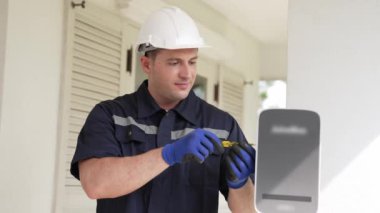 Nitelikli teknisyenler ev EV şarj istasyonu kurarak elektrikli araçların şarj platformu için bakım hizmeti sağlıyorlar. Konut kullanımı için EV araba teknolojisi. Titiz