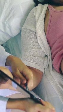 Mutlu hamile kadın, jinekolog doktoru hastanede ya da klinikte hamilelik danışmanlığı için ziyaret ediyor. Doktor, bebek ve anne sağlığı kontrolü için hamile karnı muayene ediyor. Jinekoloji konsepti.