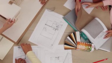 Müşteri denetimi ile yavaş çekim iç mimar taslağı hazırlamak ve ev dekorasyonunu müşteri talebine göre düzenlemek. Mimari müşteri hizmetleri. Değiştirilmiş